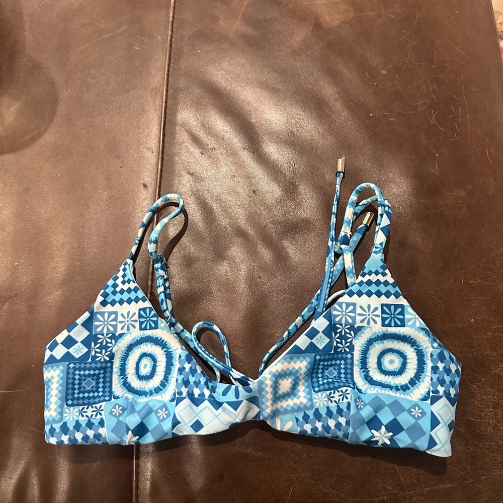 Like-new Blackbough Bikini Top